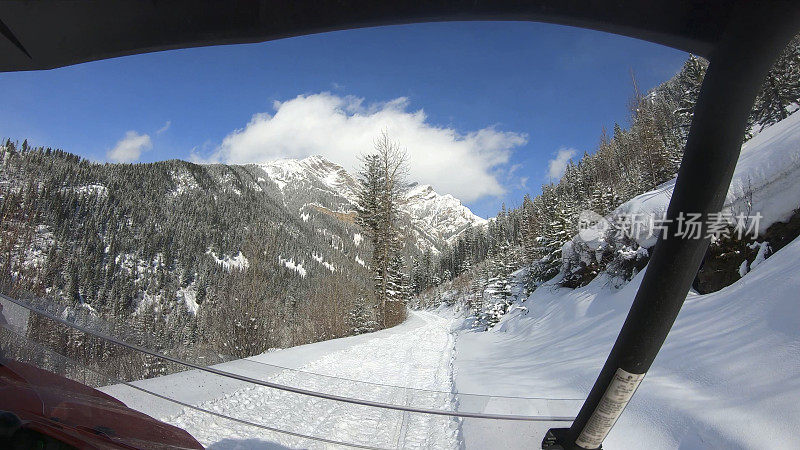 POV, ATV在早上的雪路上行驶